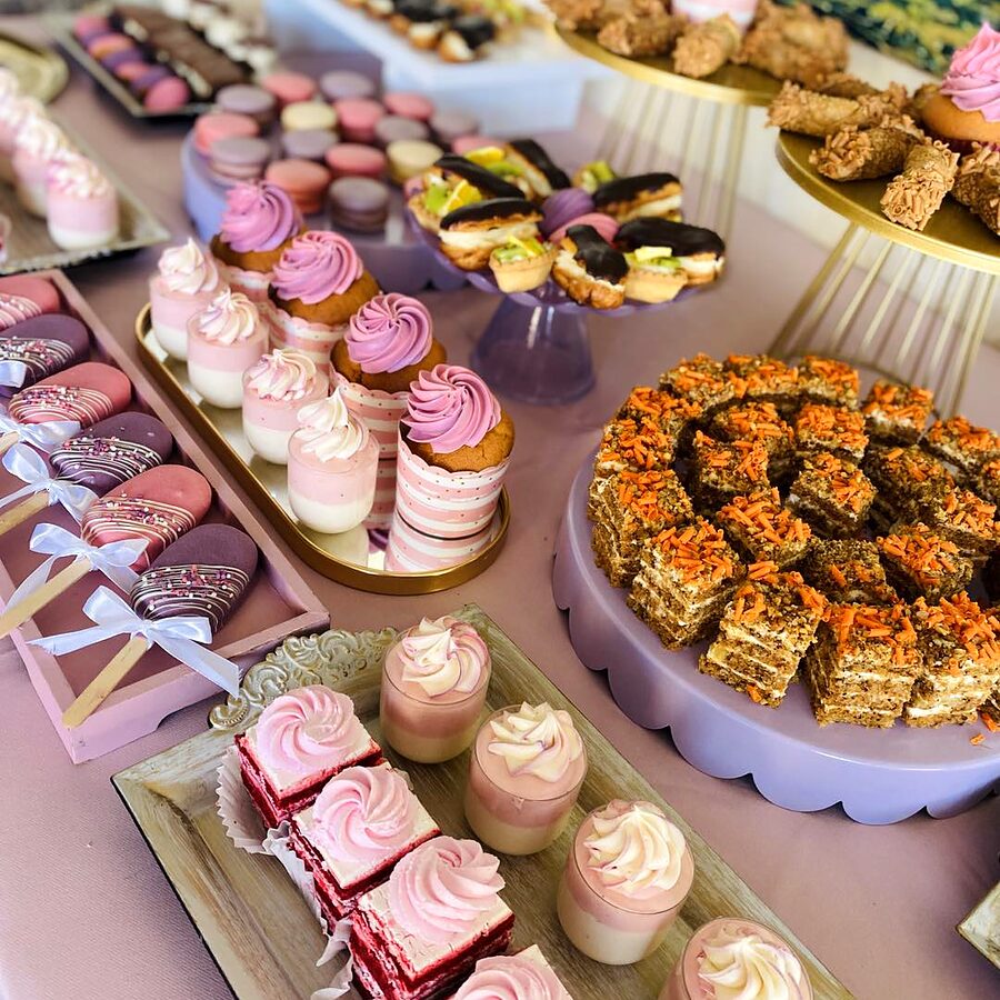 Candybar în tonuri de roz, cu cupcakes, felii și monoporții