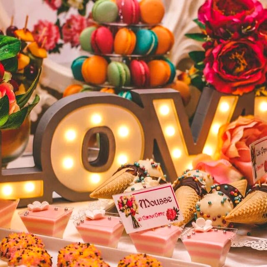 Candybar cu literele LOVE luminate, macarons și mousse roz