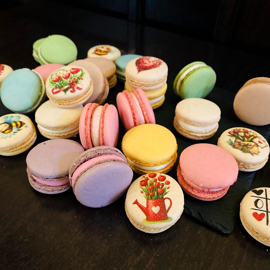 Macarons colorați, unii cu desene imprimate