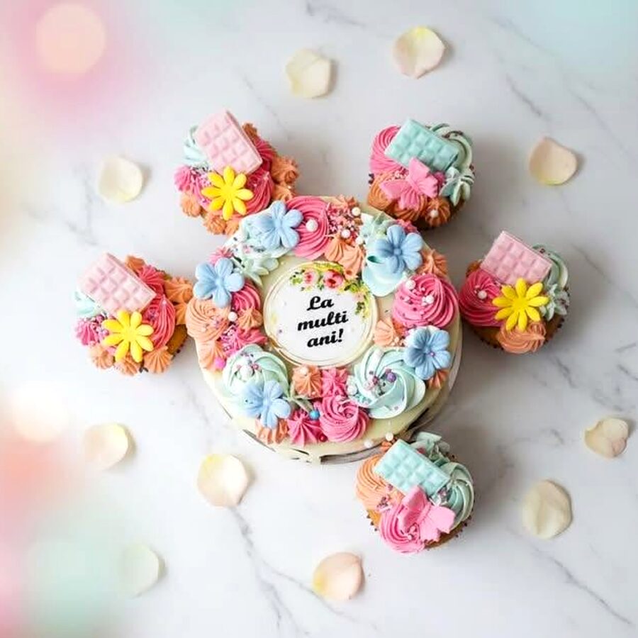 Tort aniversar cu flori de cremă și cupcakes asortate