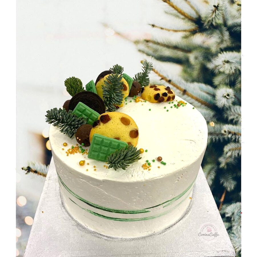 Tort alb cu decor de brad, ciocolată și fructe uscate